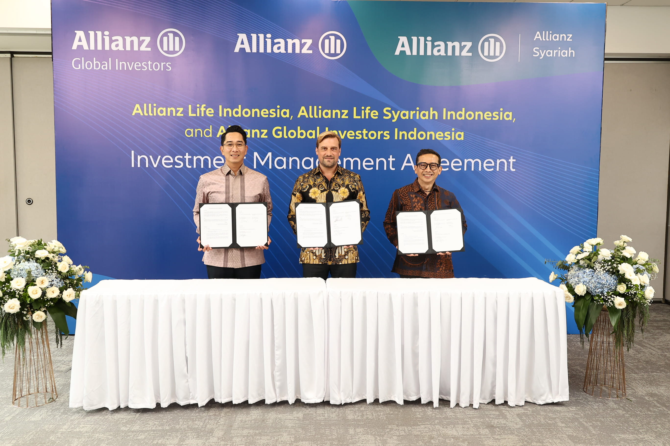 Aliyahdin (Adi) Saugi, President Director and Head of Indonesia at AllianzGI Indonesia; Alexander Grenz, Country Manager & President Director of Allianz Life Indonesia, and Elmie A. Najas, President Director of Allianz Life Syariah Indonesia, during the signing ceremony of the Investment Management Agreement between AllianzGI Indonesia, Allianz Life, and Allianz Syariah, aimed at strengthening investment management solutions for customers.