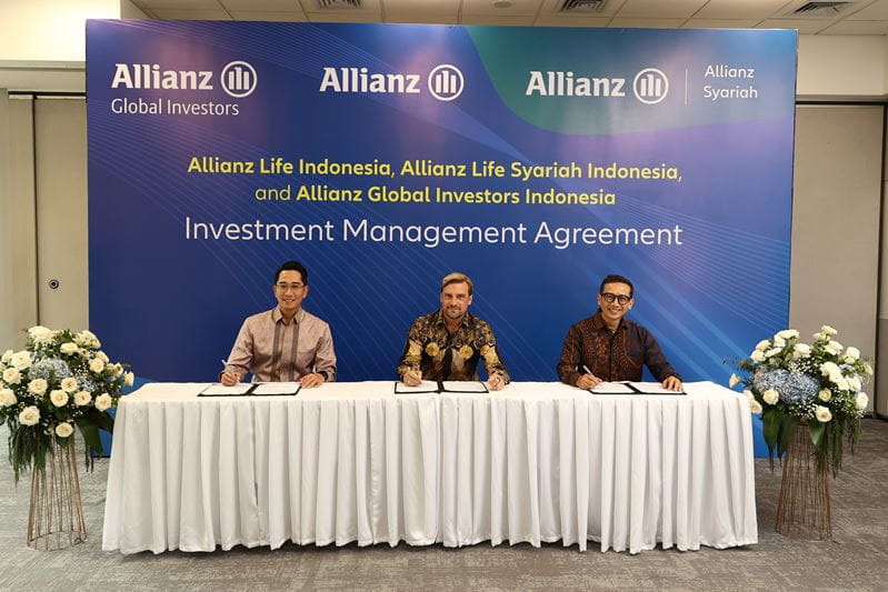Aliyahdin (Adi) Saugi, President Director and Head of Indonesia at AllianzGI Indonesia; Alexander Grenz, Country Manager & President Director of Allianz Life Indonesia, and Elmie A. Najas, President Director of Allianz Life Syariah Indonesia, during the signing ceremony of the Investment Management Agreement between AllianzGI Indonesia, Allianz Life, and Allianz Syariah, aimed at strengthening investment management solutions for customers.